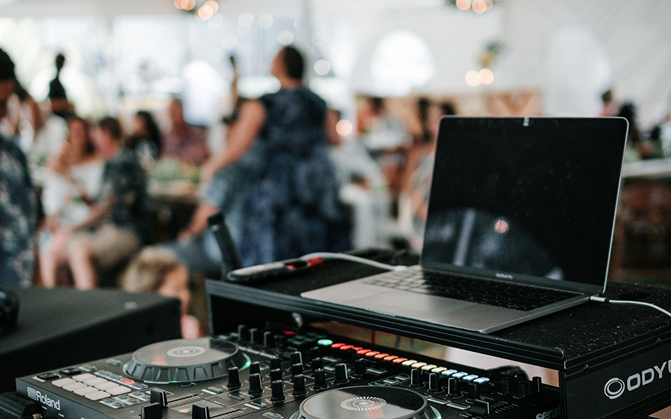 DJ konsolu, arka planda bir düğün