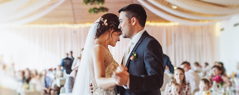 Gelin ve damat, konukların önünde ilk danslarını yapıyorlar